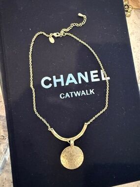 Gold disc necklace